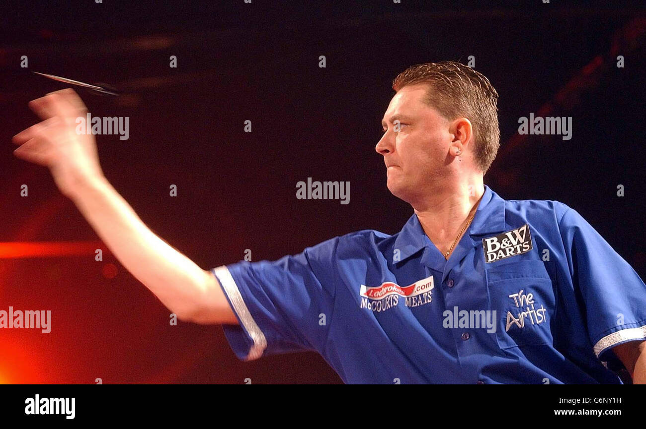 Kevin Painter in action against Phil Taylor, at the Circus Tavern