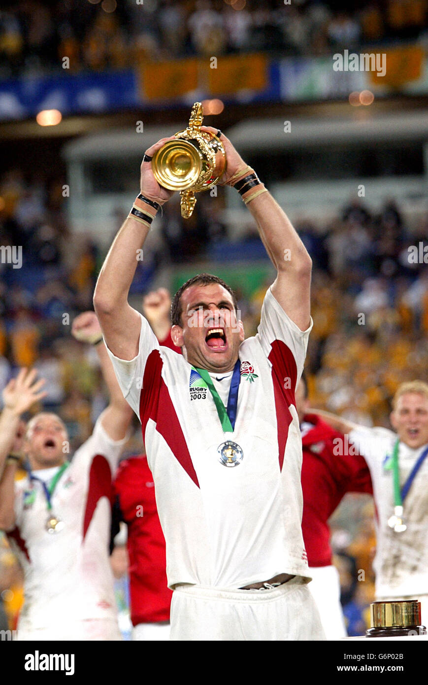 England captain Martin Johnson lifts the Webb Ellis trophy aloft after beating Australia in the Rugby World Cup Final at the Telstra Stadium, Sydney, Australia. Stock Photo