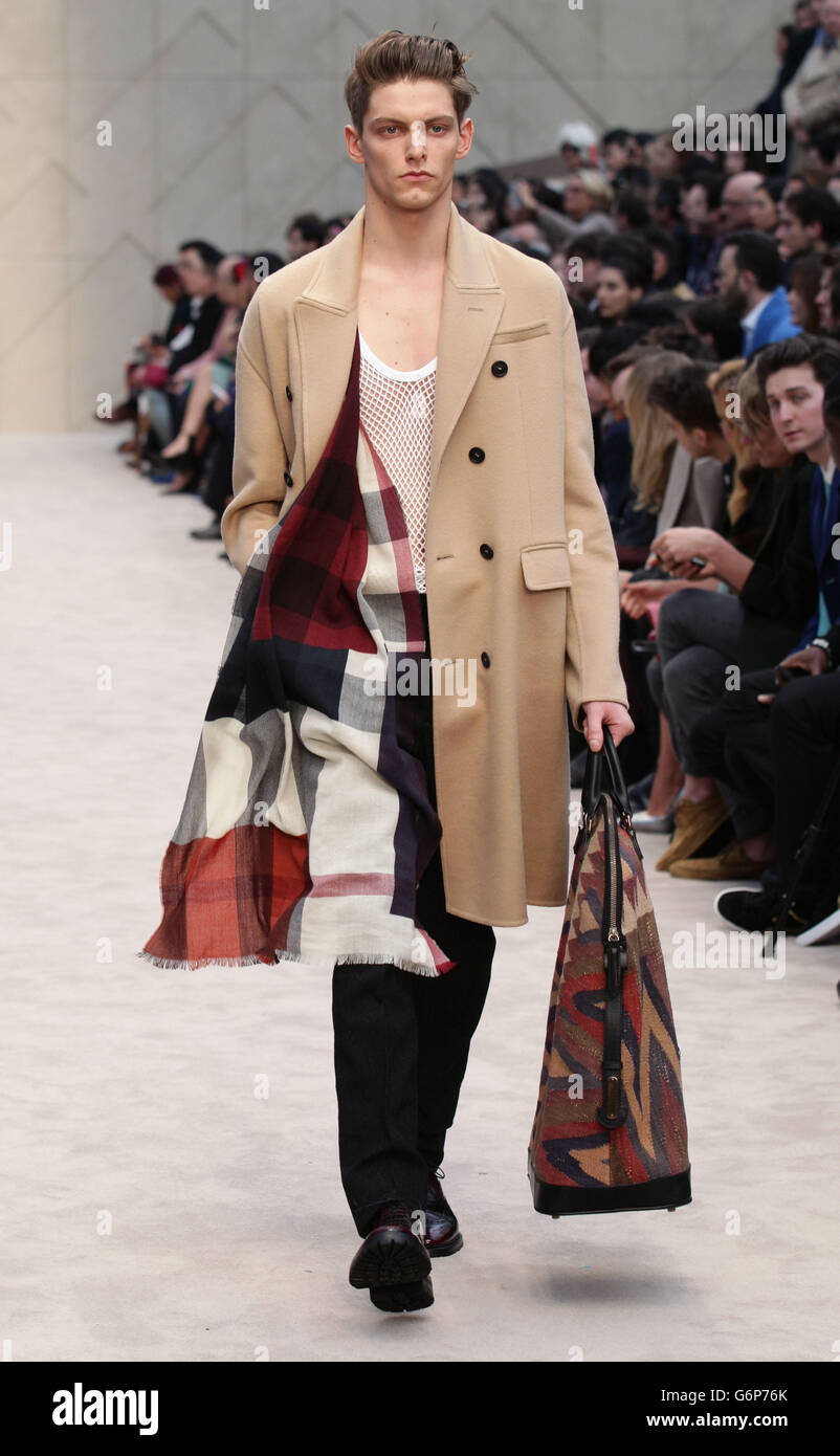 A model on the catwalk during the Burberry Prorsum Menswear Autumn/Winter  2014 fashion show, in Kensington Gardens, central London Stock Photo - Alamy