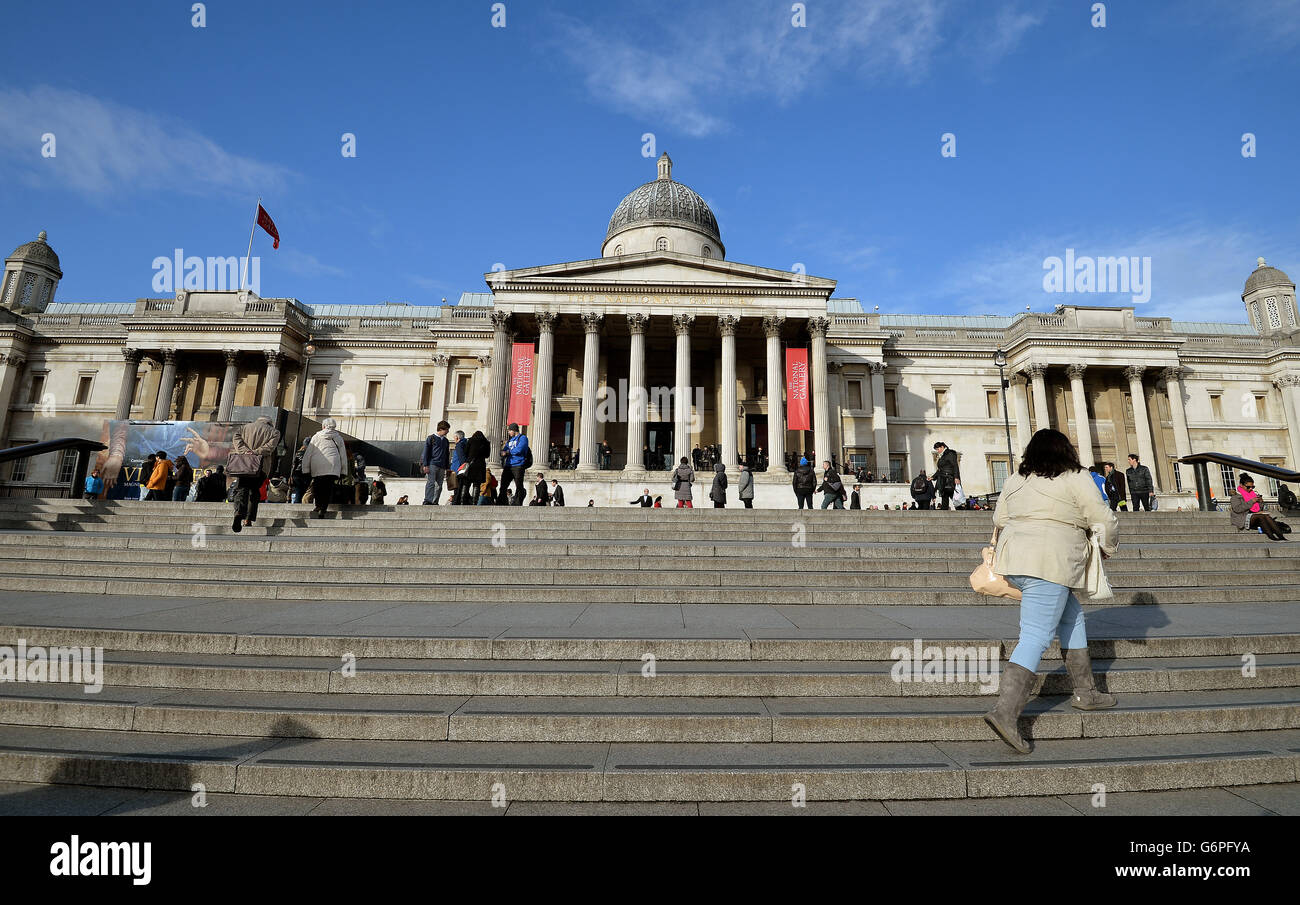 Foreign tourists gallery london hi-res stock photography and images - Alamy