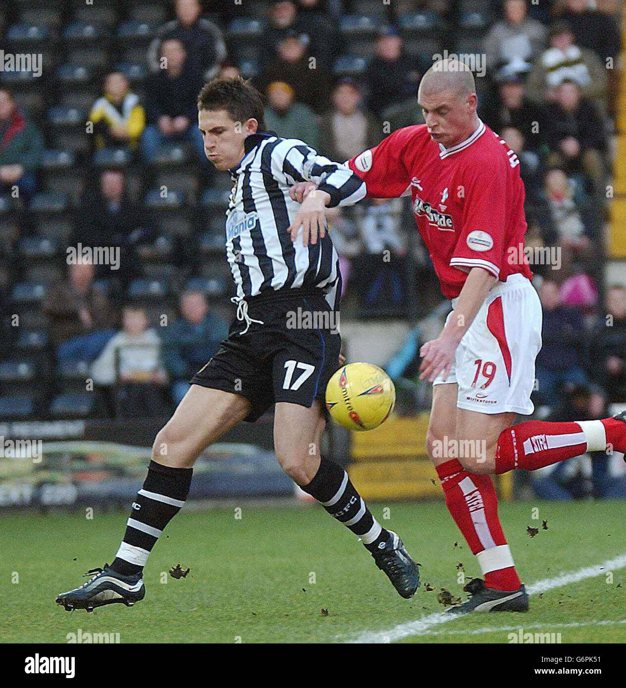 Notts County's Tony Hackworth (left) defends against Swindon's Matthew Haywood during the Nationwide Division Two match at the County Ground, Nottingham. NO UNOFFICIAL CLUB WEBSITE USE. Stock Photo