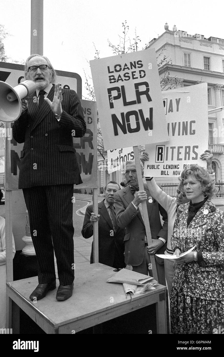 Placard holding Frank Muir and Lady Fraser listen to Hugh Jenkins, Minister for the Arts, as he addresses members of writers organisations demonstrating outside his Ministry in Belgrave Square in protest against postponement of the Public Lending Rights Bill. Stock Photo