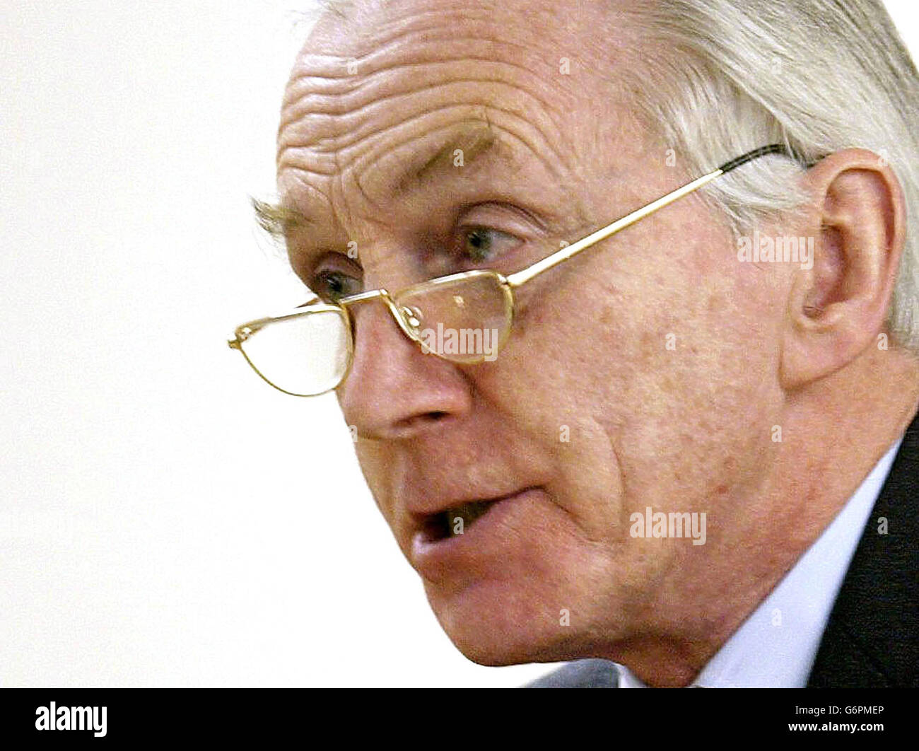 Lord Hutton, speaking at the High Court in central London, announces the results of his inquiry into the events surrounding the death of Government scientist Dr David Kelly. Stock Photo