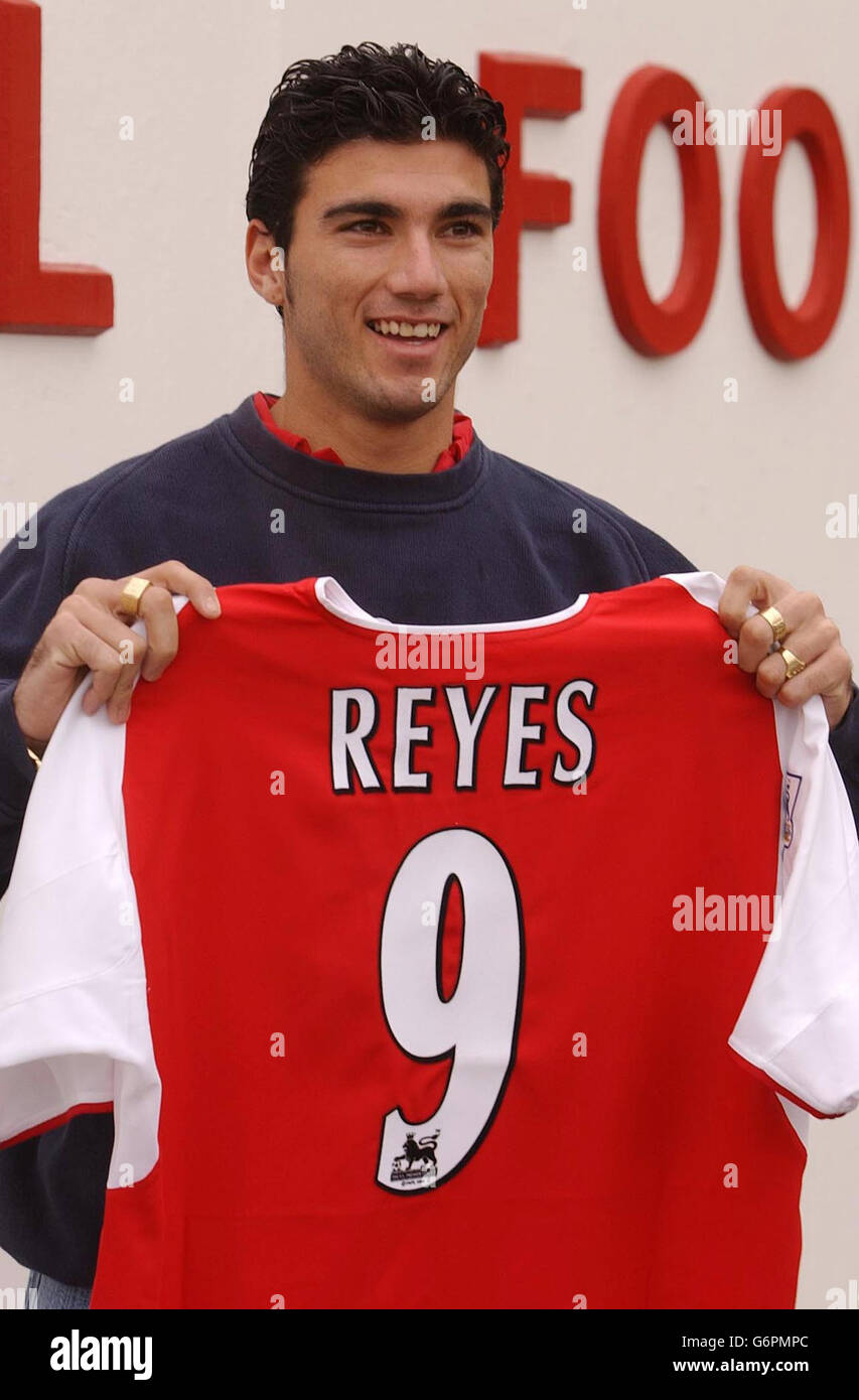Adulto Durante ~ Relativo Jose Antonio Reyes, the Spanish International striker, who signed for  Premier League leaders Arsenal, holds his new club's shirt at the club's  training ground at London Colney in Hertfordshire Stock Photo -