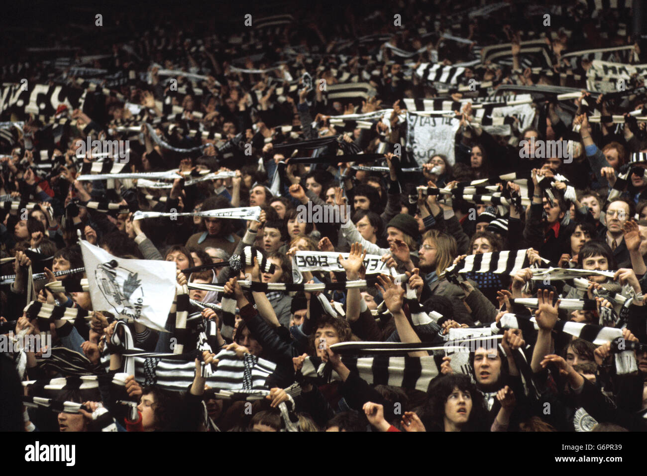Newcastle United fans applaud their team as they parade the Inter-Cities Fairs Cup, which they won by beating Ujpest Dozsa Stock Photo