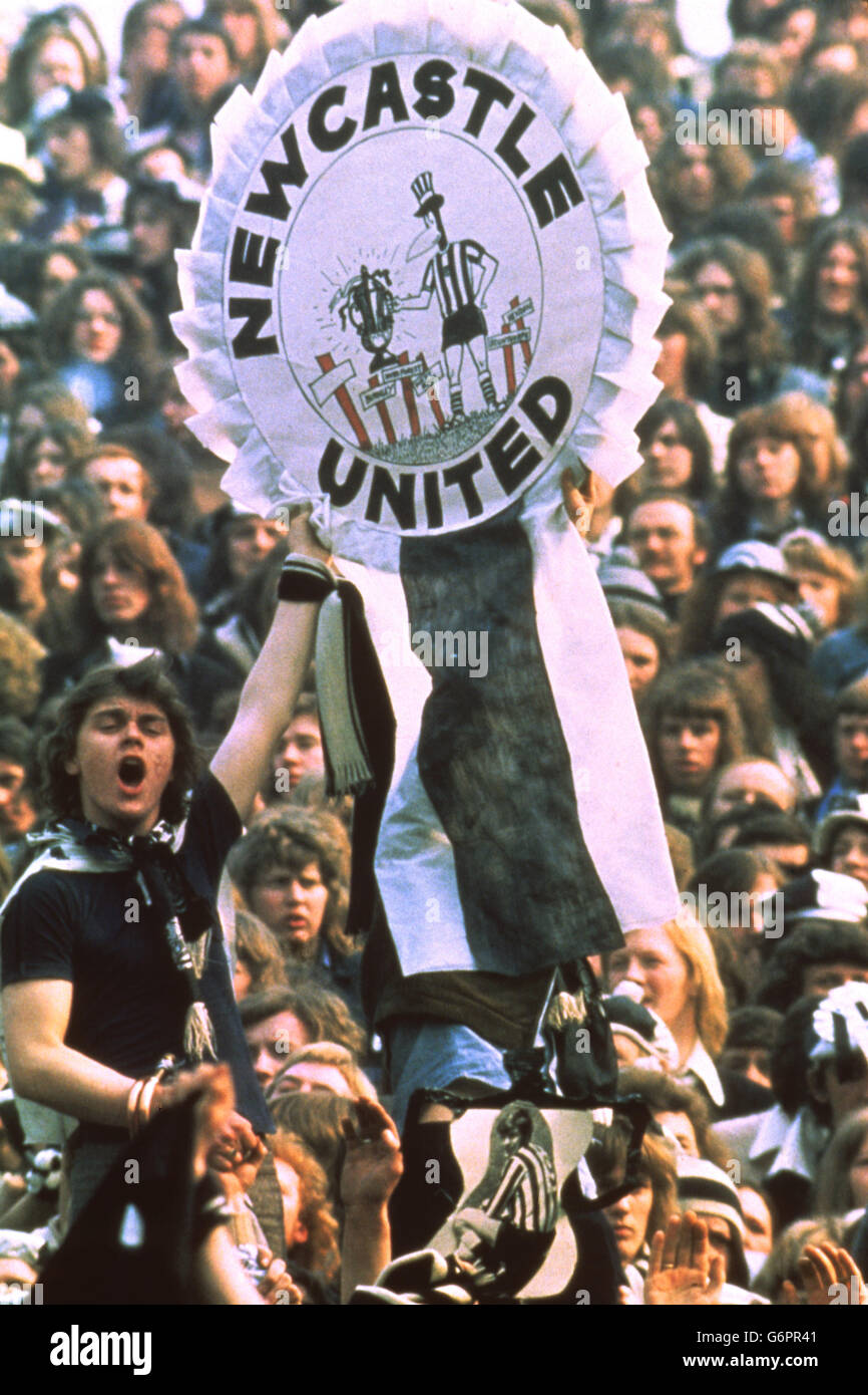 Soccer - Newcastle United Parade The Inter-Cities Fairs Cup - St James' Park. Newcastle United fan holds up a giant rosette as his team parade the Inter-Cities Fairs Cup, which they won by beating Ujpest Dozsa Stock Photo