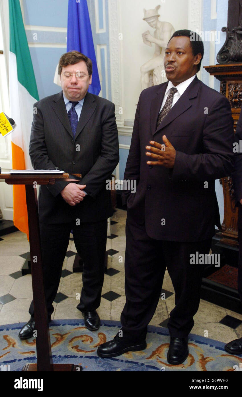 Irish Minister for Foreign Affairs, Brian Cowen (left) and Burundian Foreign Minister, Therence Sinunguruza, speak to media, Monday, 9 February 9 2004, at the Irish Ministry for Foreign Affairs, Iveagh House, Dublin, Ireland. Mr Singunguruza today delivered the results of an investigation carried out by the Burundian government into the murder of the Irish-born Papal Nuncio to Burundi, Archbishop Michael Courtney in December last year. Stock Photo