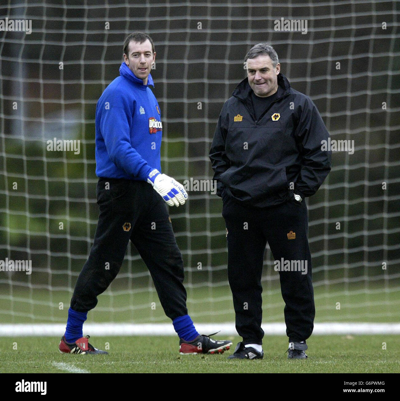 Wolves' Manager Dave Jones (right) watches training with new goalkeeper Paul Jones during training in Wolverhampton, prior to their Premiership game against Leeds at Elland Road tomorrow. Stock Photo