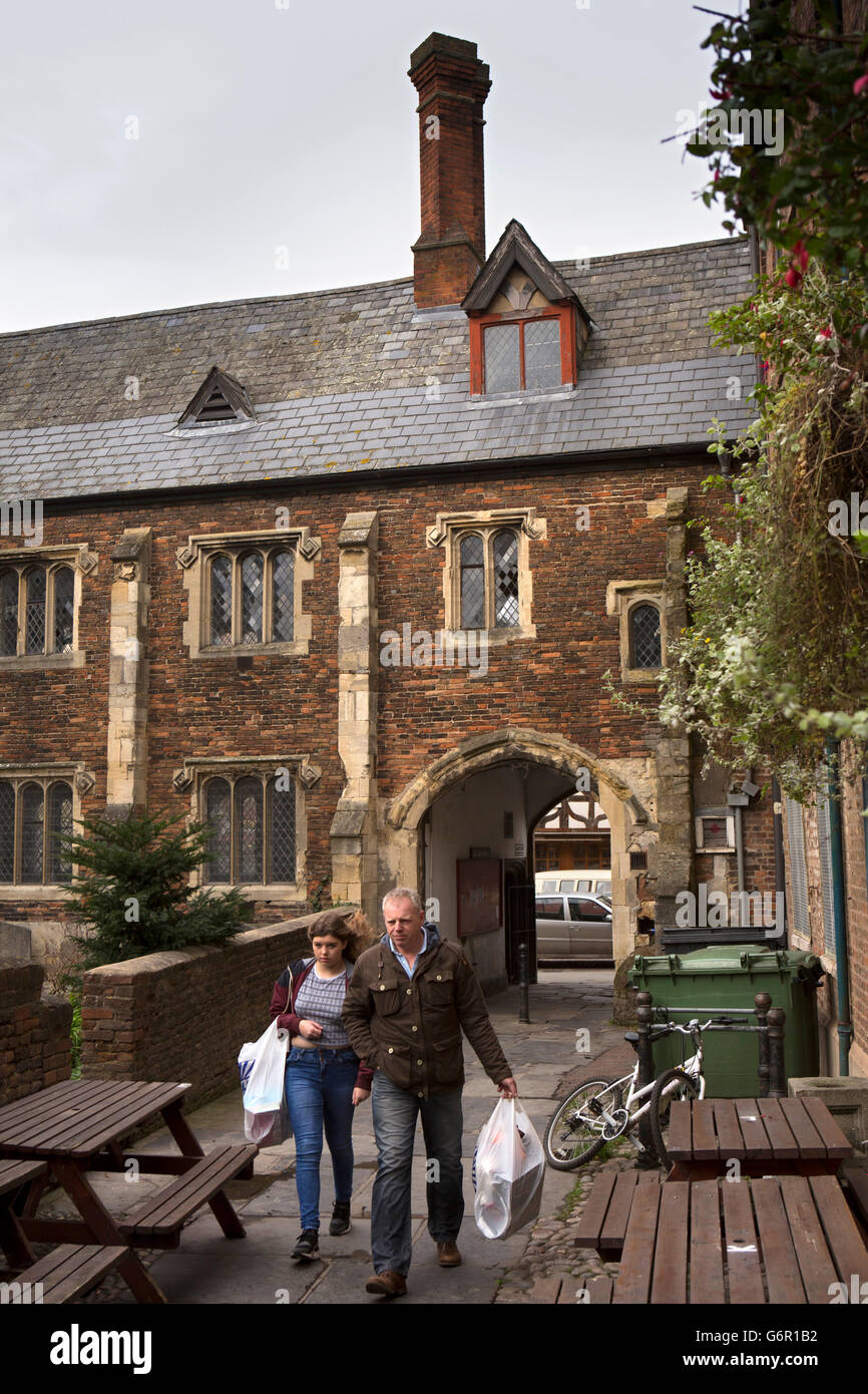 UK, Gloucestershire, Gloucester, St Mary’s Lane, arch through Tudor schoolhouse to Café Rene Pub Stock Photo