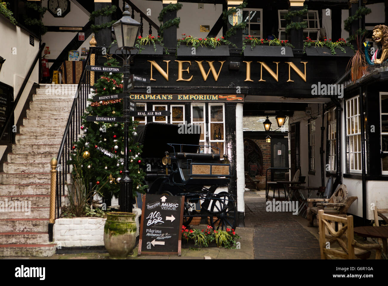 UK, Gloucestershire, Gloucester, Northgate Street, Christmas tree in courtyard of galleried 1450 New Inn Stock Photo