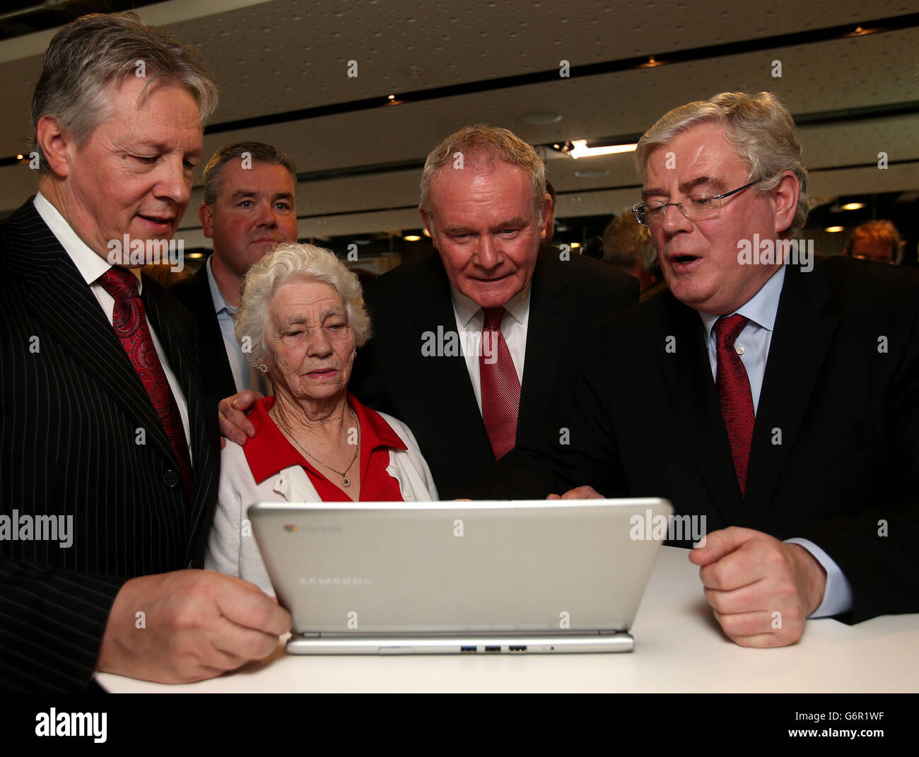 Marie Maher, who's uncle John Mulalley died at Ypres in 1914, with (from left) Northern Ireland First Minister Peter Robinson, Head of Google Ireand John Herlihy, deputy First Minister Martin McGuinness and Tanaiste and Minister for Foreign Affairs and Trade, Eamonn Gilmore at the launch of the digital records of Ireland's World War One Memorial at Google's EMEA HQ in Dublin. Stock Photo
