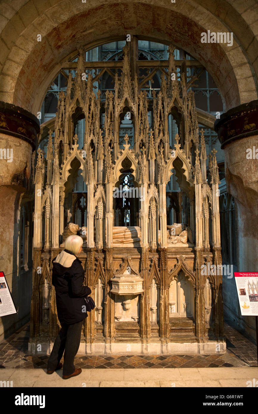 UK, Gloucestershire, Gloucester, Cathedral,  visitor looking at 1327 carved stone tomb of King Edward II Stock Photo