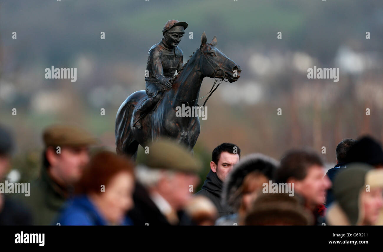 Dawn run statue at cheltenham racecourse hires stock photography and