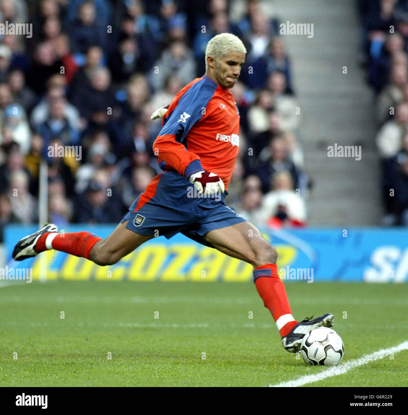 David James, Manchester City's new golakeeper during the FA Barclaycard Premiership gme between Manchester City and Blackburn Rovers at The City of Manchester Stadium. Stock Photo