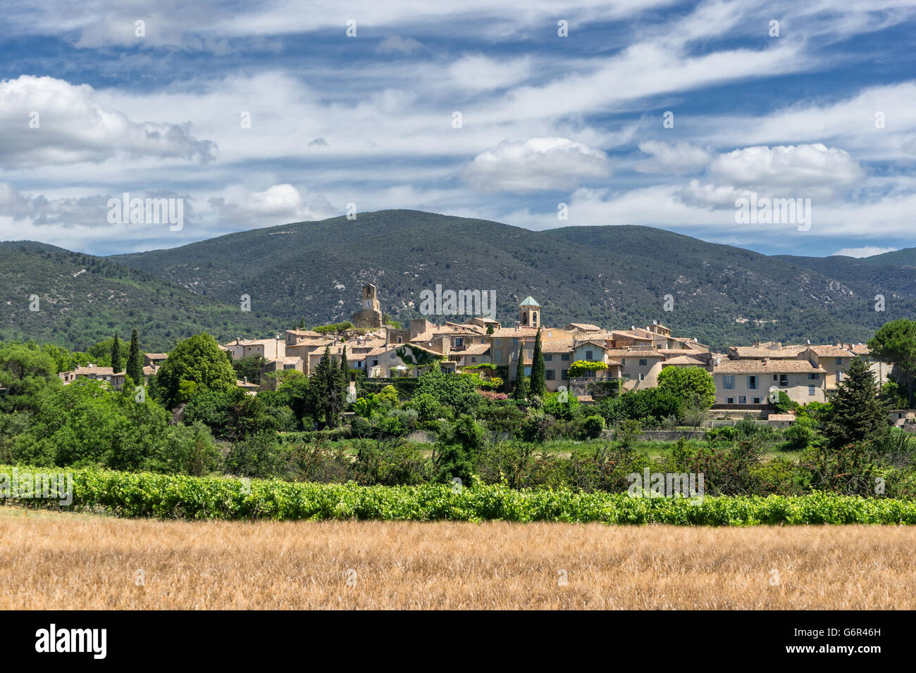 The hill top village of Lourmarin in the Luberon Provence Stock Photo