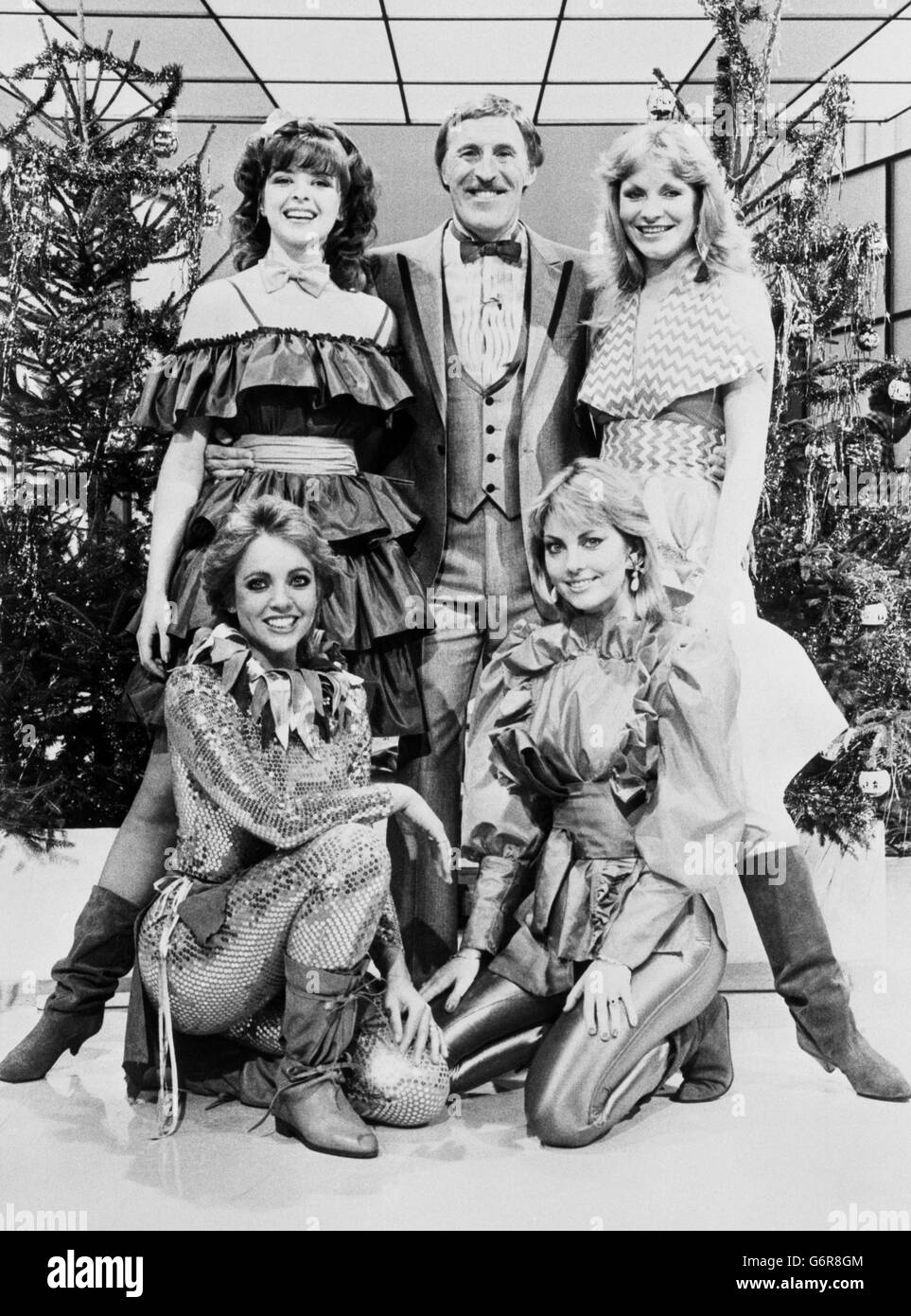 Bruce Forsyth with his 'Dolly Dealers' on the set of Play Your Cards Right. Standing (l-r): Camilla Blair and Natalie Shaw. Front (l-r): Denni Kemp and Gillian Duxbury. Stock Photo