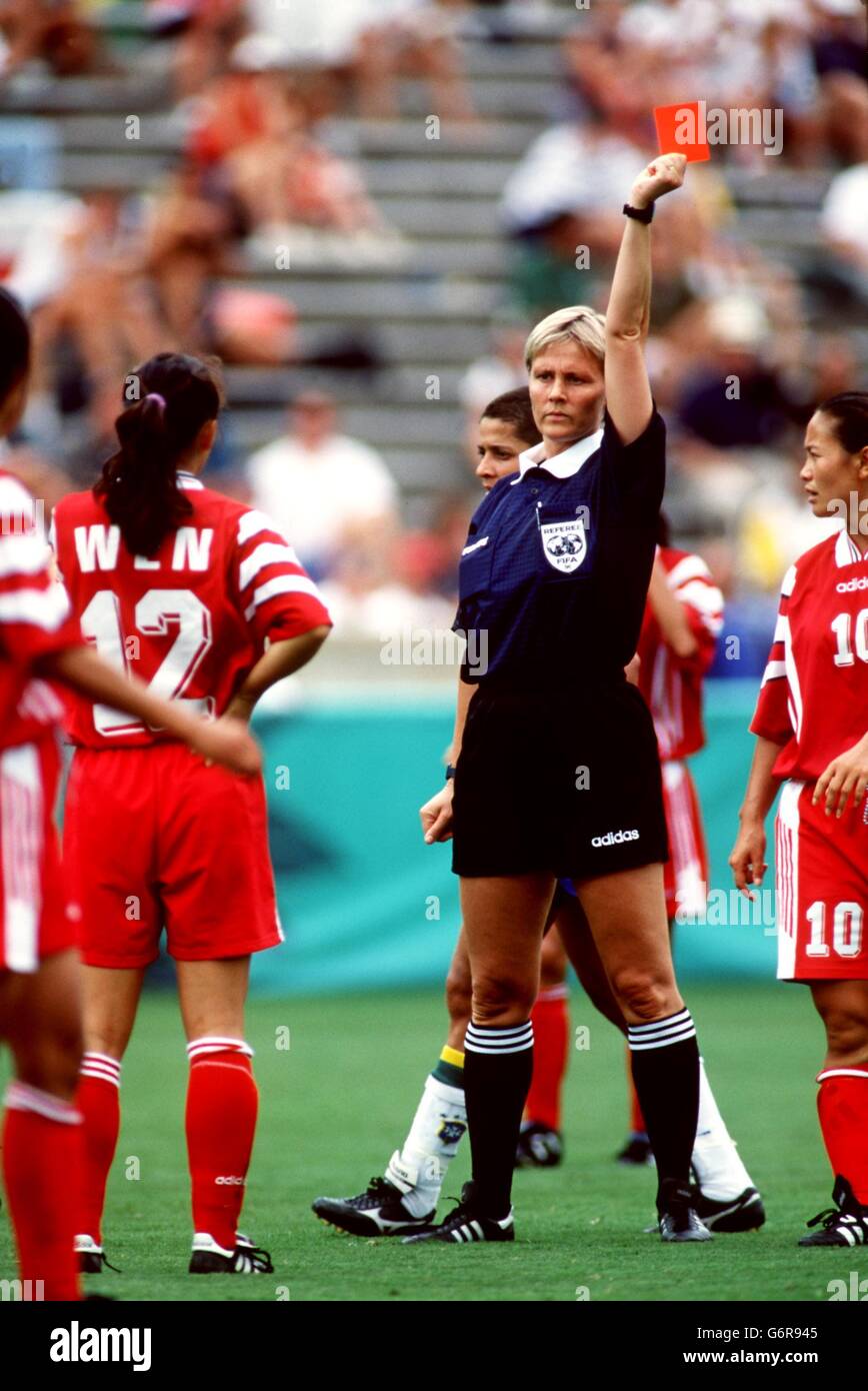 28-JUL-96 ... Atlanta Olympic Games ... Women's Soccer - China v Brazil ... Referee I.Jonsson, Sweden gives a red card Stock Photo