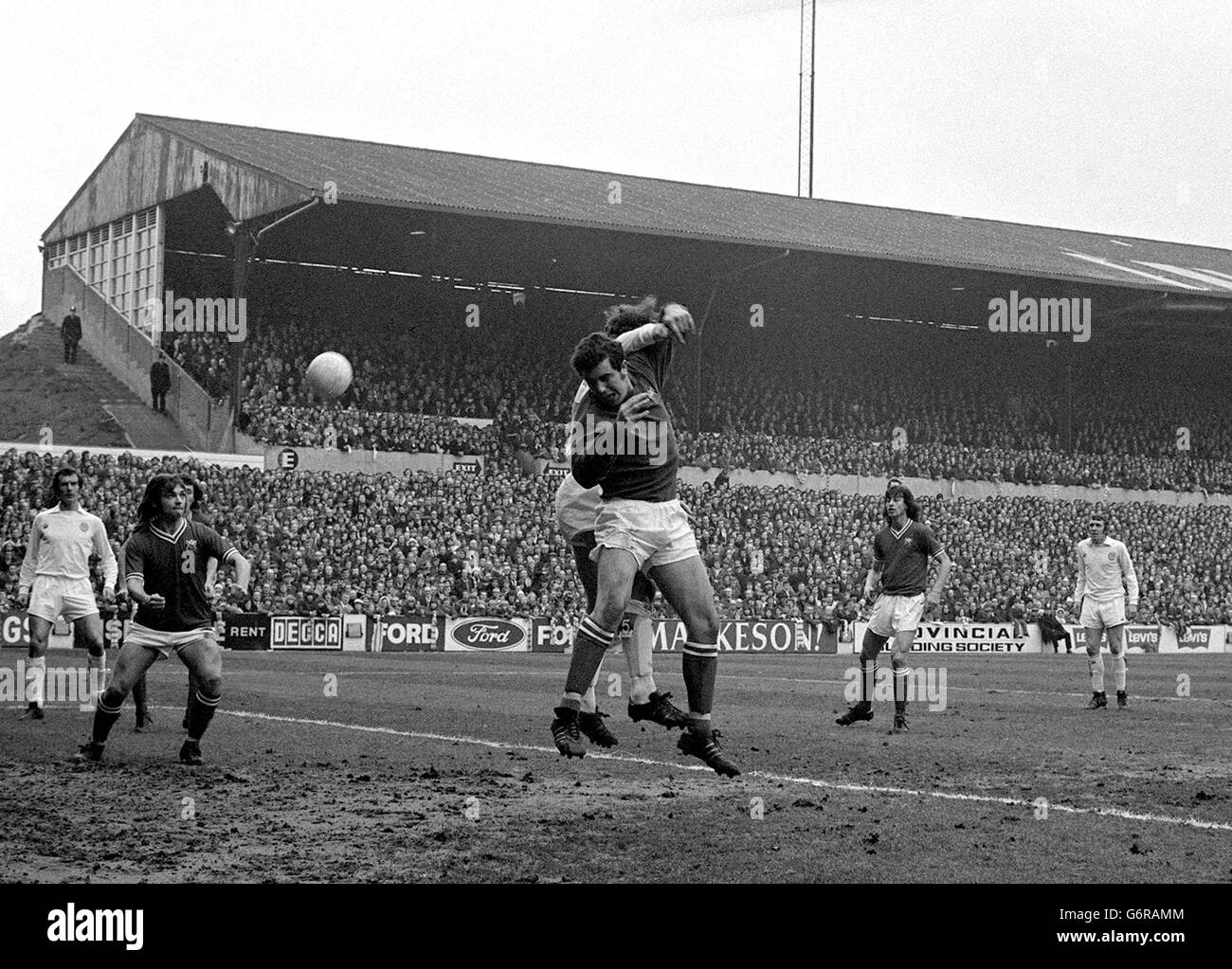 An energetic save from Bristol City's goalkeeper, Raymond Cashley, during the FA Cup fifth round replay game with Leeds Utd at Elland Road, Leeds. Stock Photo