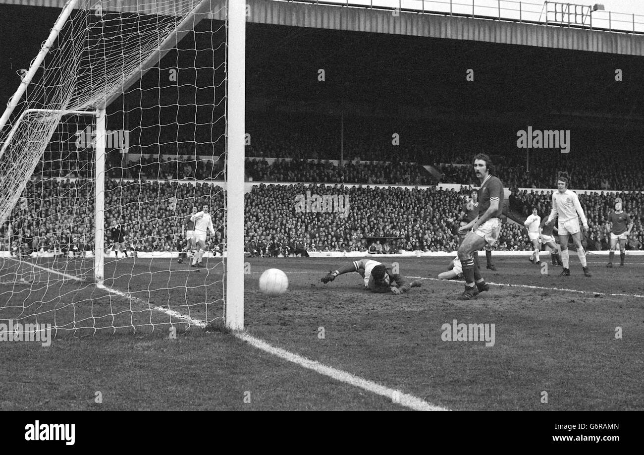 Peter Lorimer of Leeds Utd (background, white) shoots but hits the post, watched by team-mate Mick Jones, (R) to beat Bristol City goalkeeper Raymond Cashley, during the FA Cup fifth round replay at Elland Road, Leeds. Bristol won 1-0. Stock Photo