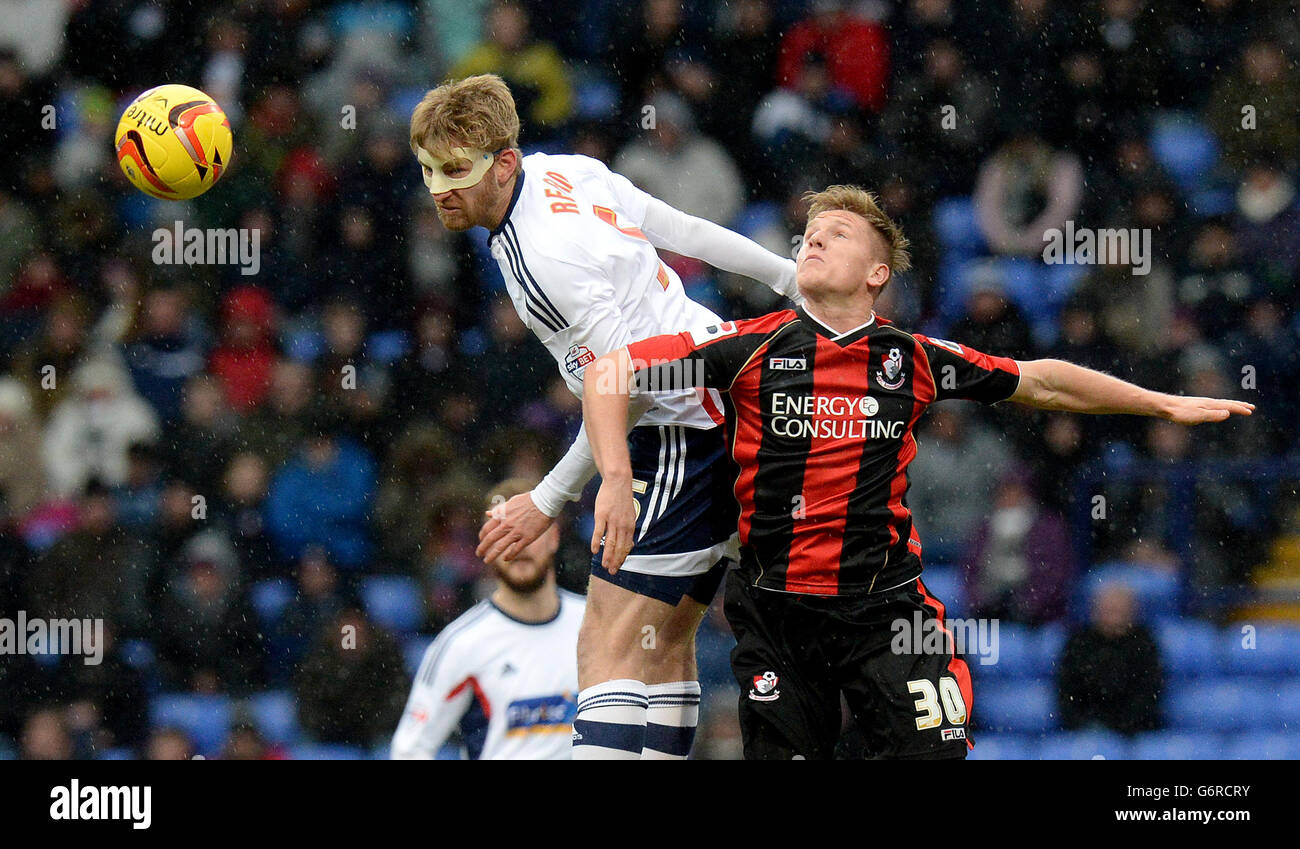 Soccer - Sky Bet Championship - Bolton Wanderers v AFC Bournemouth - Reebok Stadium. Bolton Wanderers Tim Ream (left) battles for the ball with AFC Bournemouth's Matt Ritchie Stock Photo
