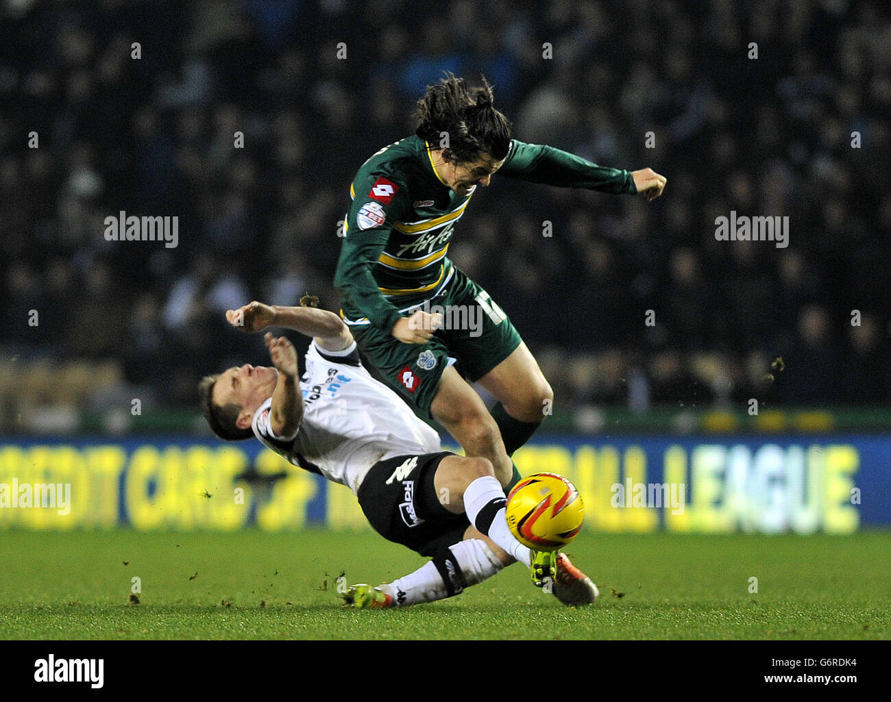 Soccer - Sky Bet Championship - Derby County v Queens Park Rangers - iPro Stadium. Derby County's Craig Bryson (left) and Queens Park Rangers' Joey Barton battle for the ball Stock Photo