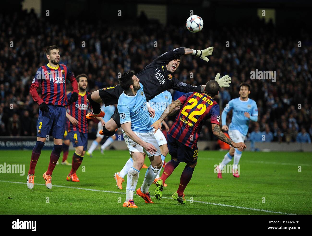 Soccer - UEFA Champions League - Round of 16 - Manchester City v Barcelona - Etihad Stadium. Barcelona's goalkeeper Victor Valdes struggles to claim the ball in a crowded area Stock Photo