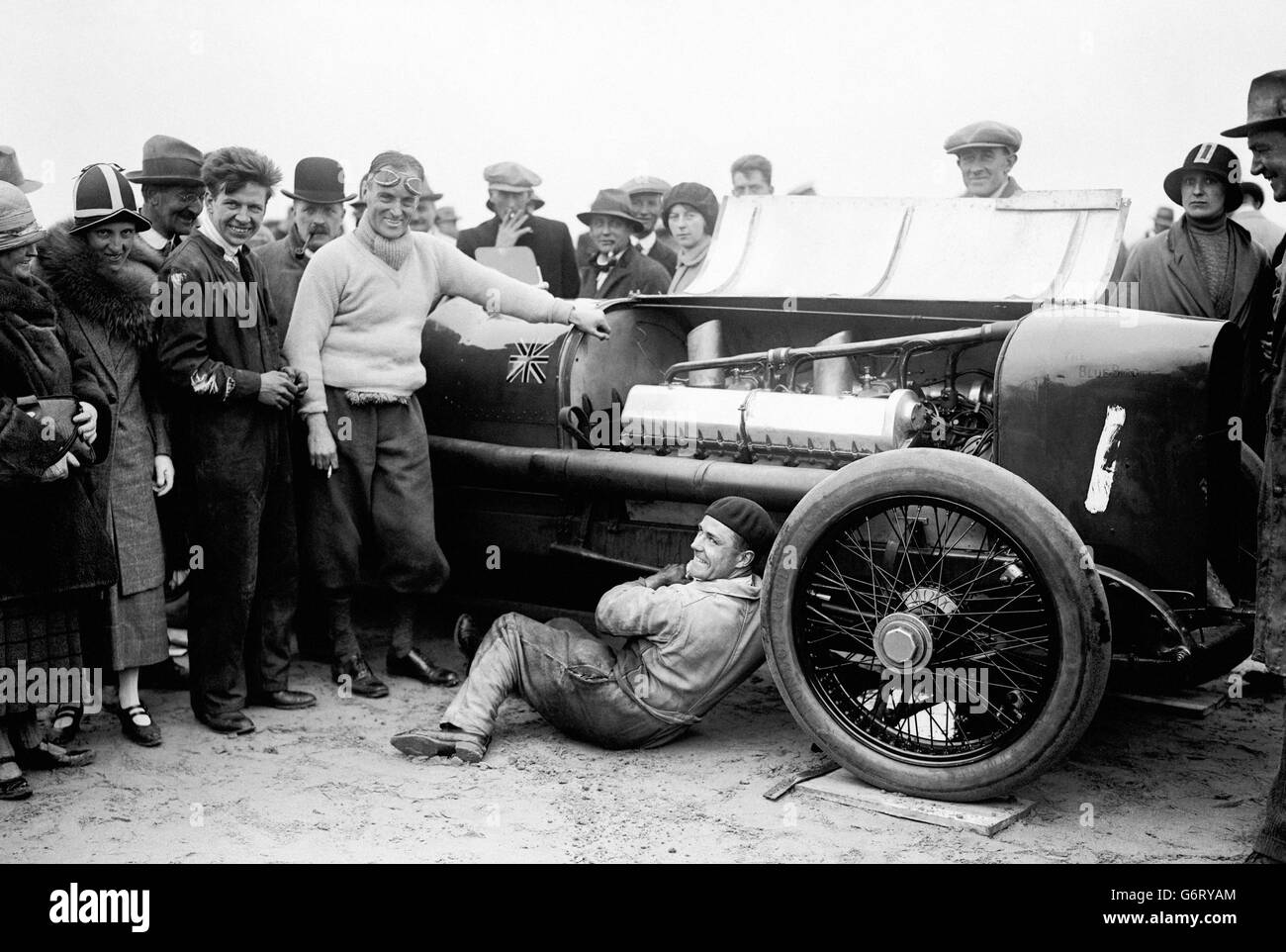 Skegness Motor Races. Captain Malcolm Campbell (in Plus Fours) with his 350mph Sunbeam. Stock Photo