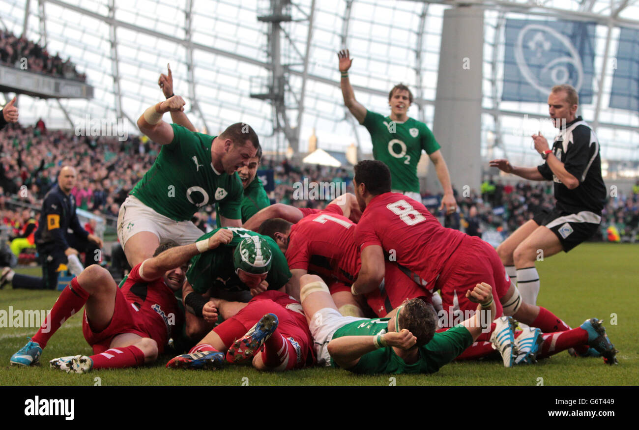 Rugby Union - RBS 6 Nations - Ireland v Wales - Aviva Stadium. Ireland's  Chris Henry scores a try against Wales Stock Photo - Alamy