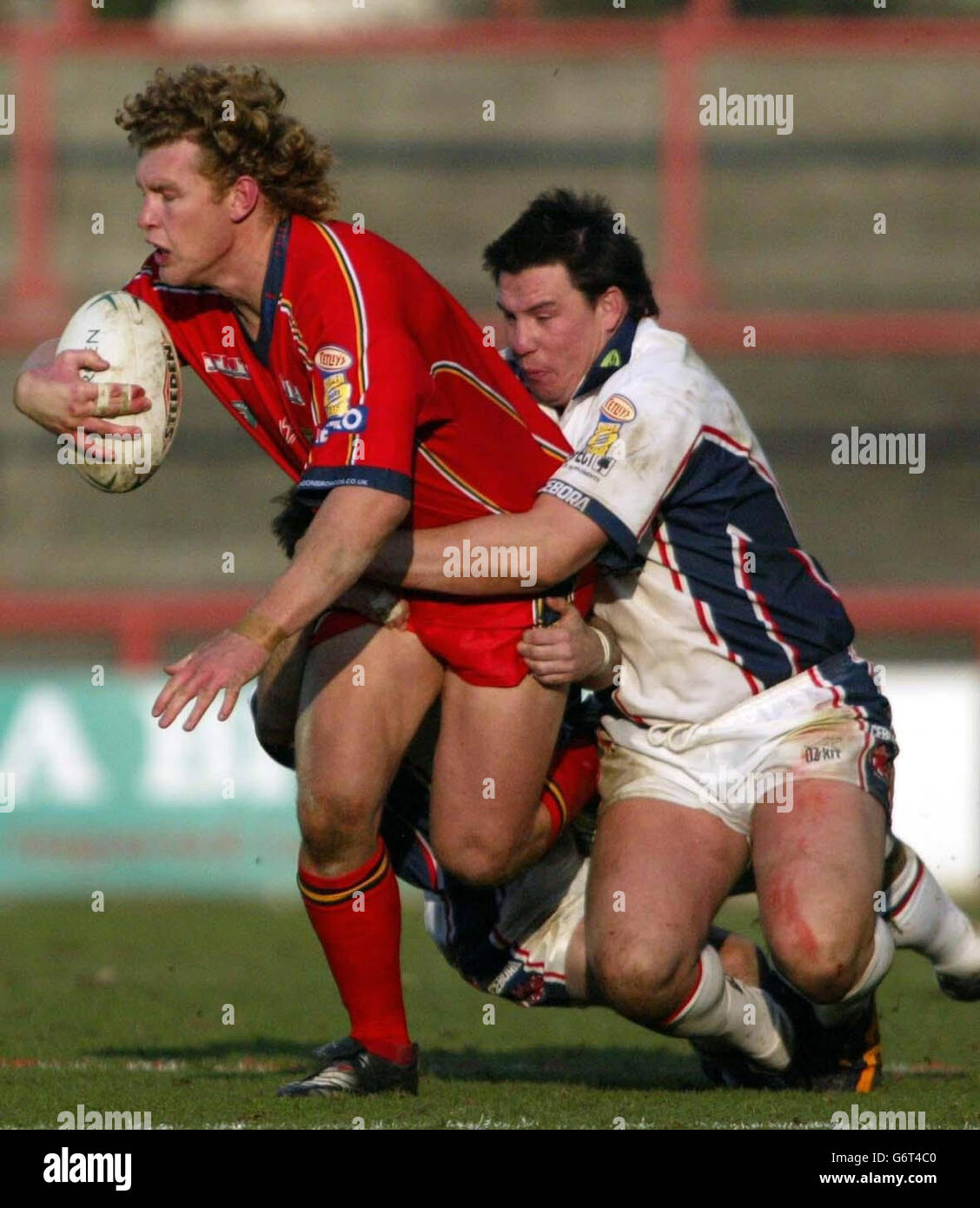 Salford City's Gavin Clinch (right) tackles London Bronco's Nigel Roy (left) during the Powergen Cup 4th round at Griffin Park, London. Stock Photo