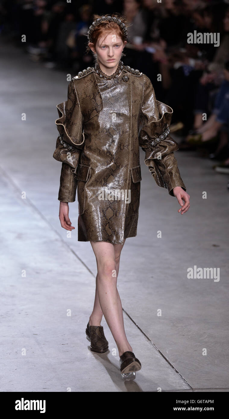 Simone Rocha Catwalk - London Fashion Week 2014 Stock Photo - Alamy