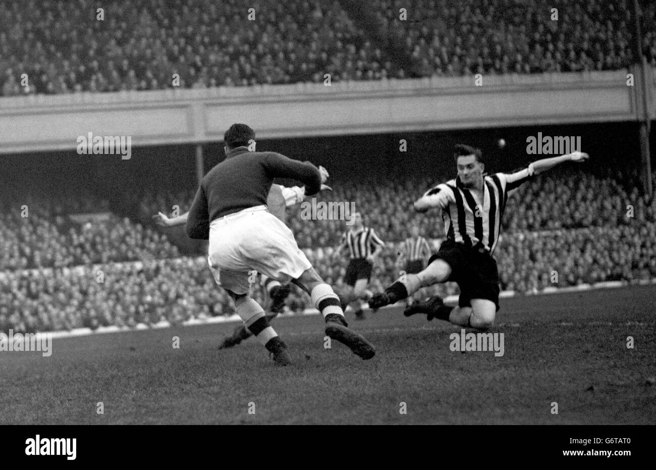Jackie Milburn in action Stock Photo Alamy