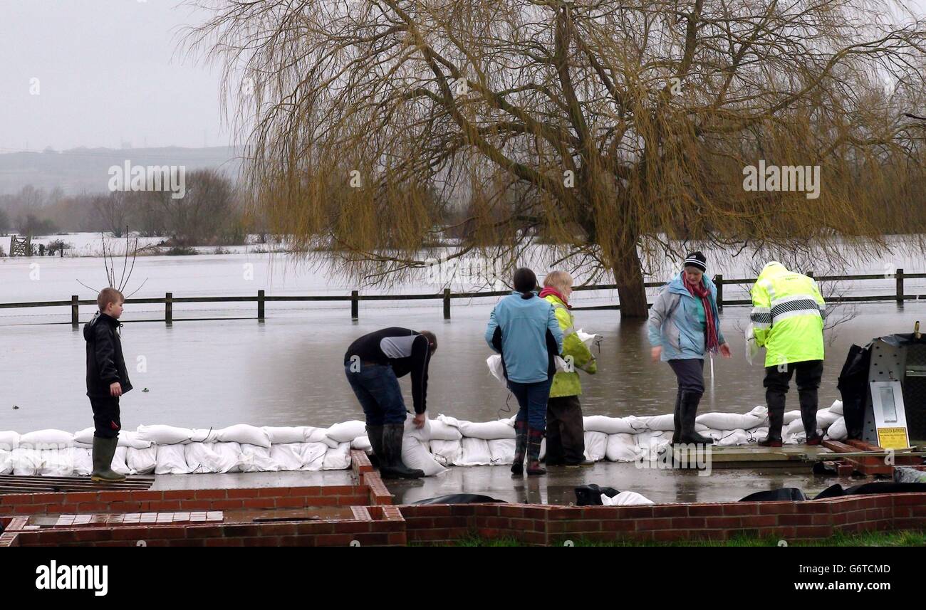 Northmoor residents build a wall from sandbags to protect their community from the flooding on the Somerset Levels. Stock Photo