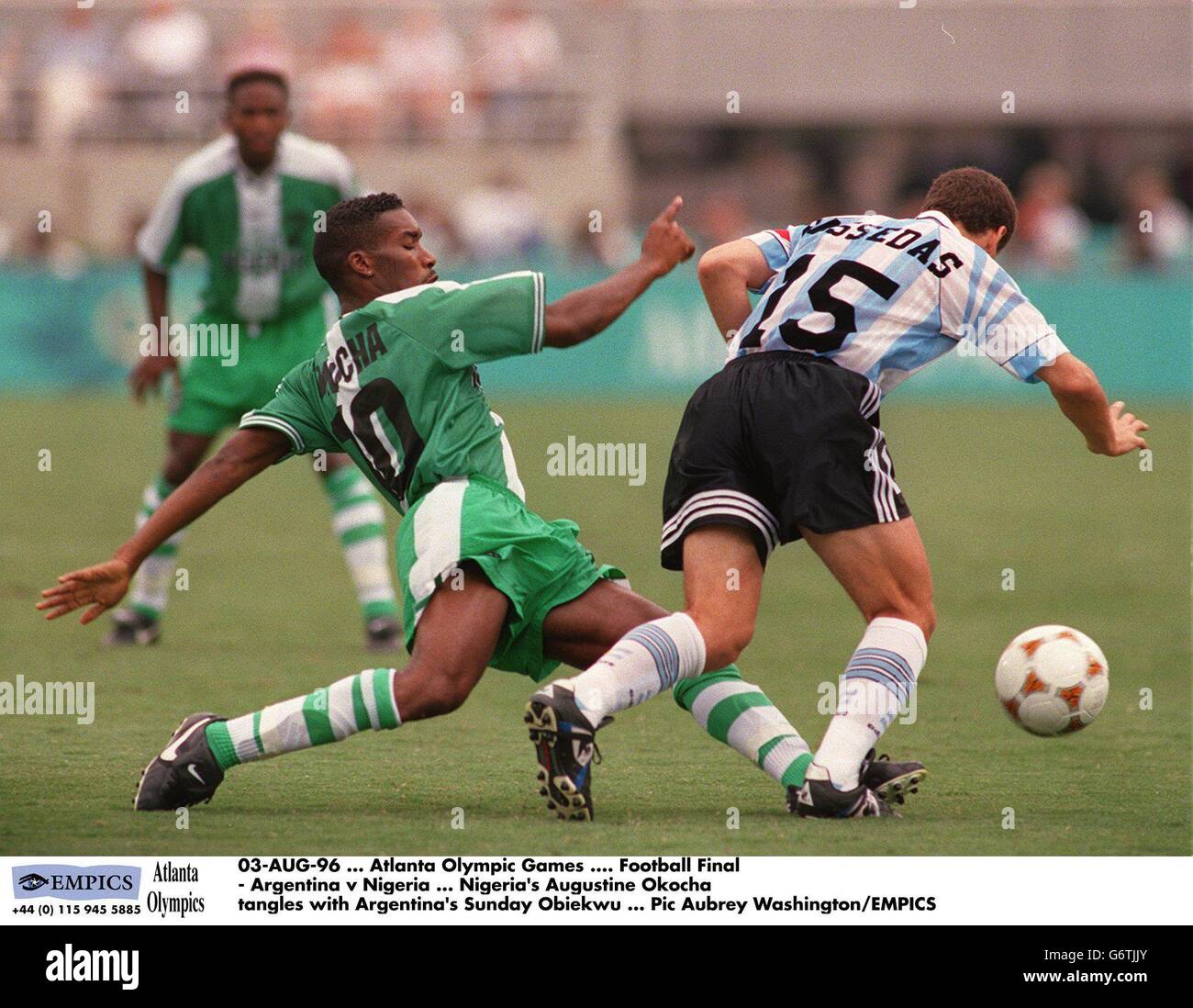 03 Aug 96 Atlanta Olympic Games Football Final Argentina V Nigeria Nigeria S Augustine Okocha Tangles With Argentina S Sunday Obiekwu Stock Photo Alamy