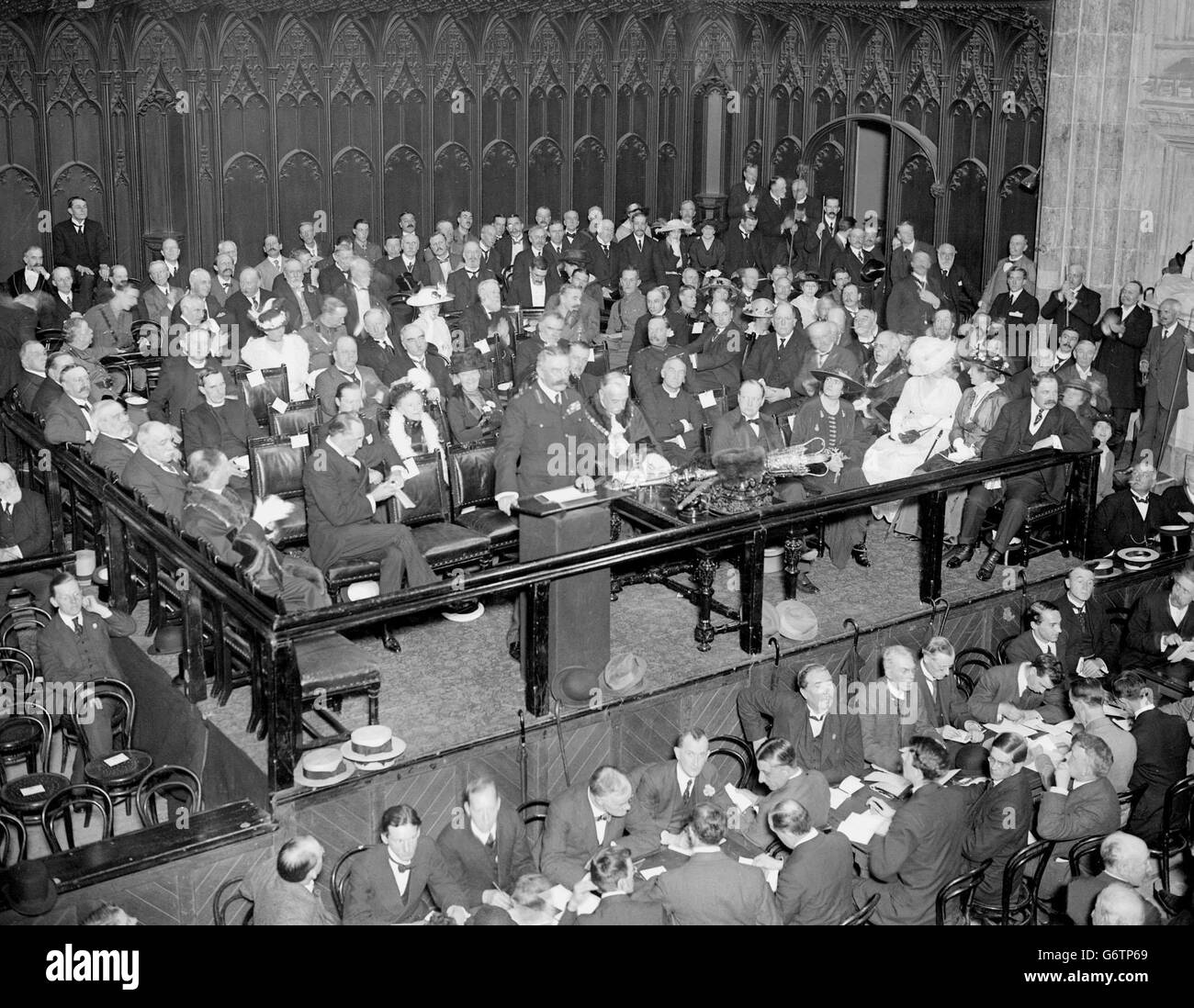 Lord Kitchener making his great recruiting speech at the Guildhall. (l-r): Sir Edward Carson, Lord Kitchener, The Lord Mayor of London, the Bishop of London, Winston Churchill, Mrs Churchill and extreme right, on the platform, Lord Derby. Stock Photo