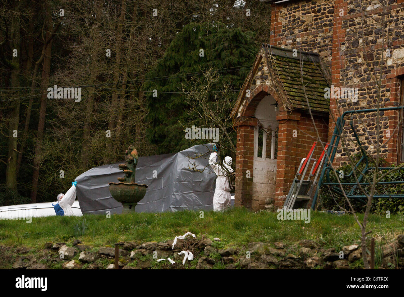 Police Forensic Officers At Keepers Cottage Stud In Farnham Stock