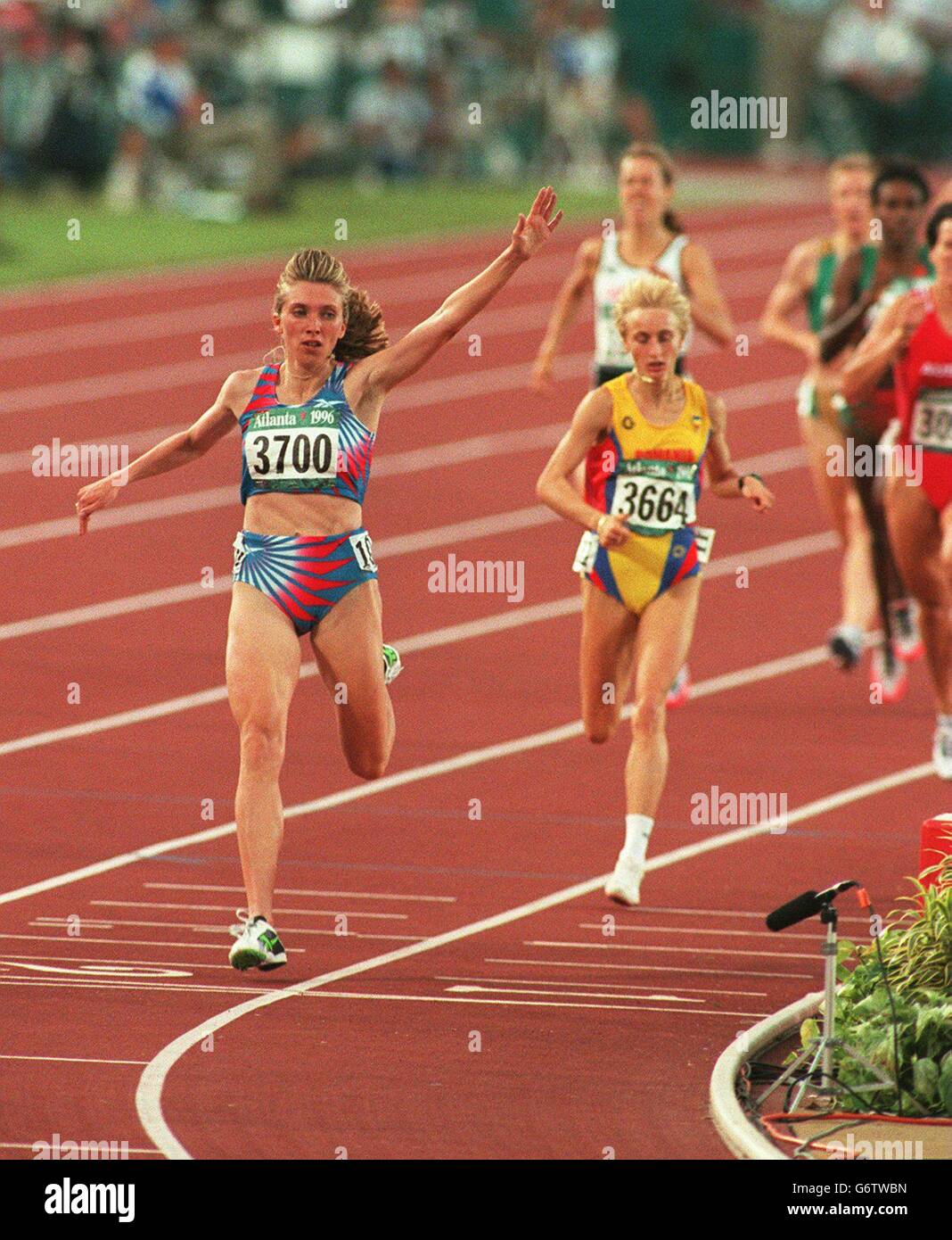 Russias svetlana masterkova celebrates winning gold ahead romanias