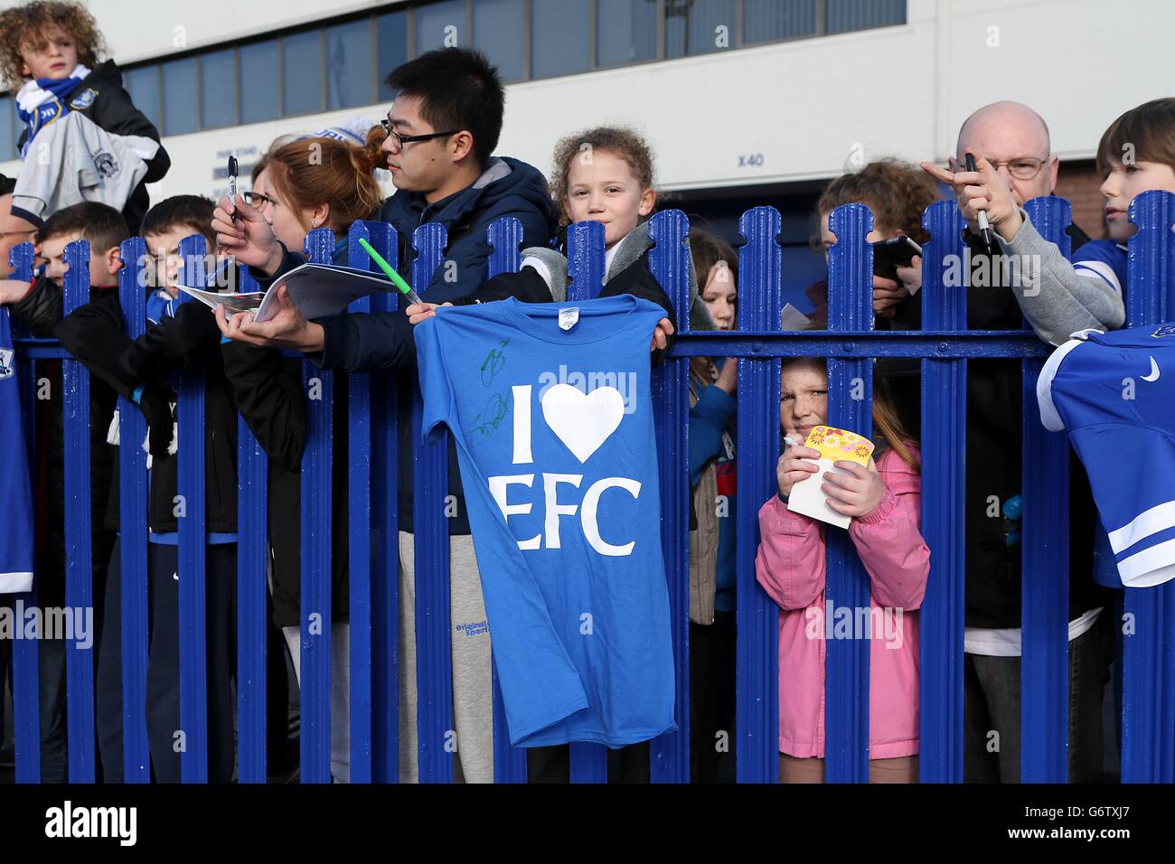 Soccer - FA Cup - Fifth Round - Everton v Swansea - Goodison Park. An Everton fan holds up a t-shirt that reads 'I Heart EFC' outside Goodison Park Stock Photo