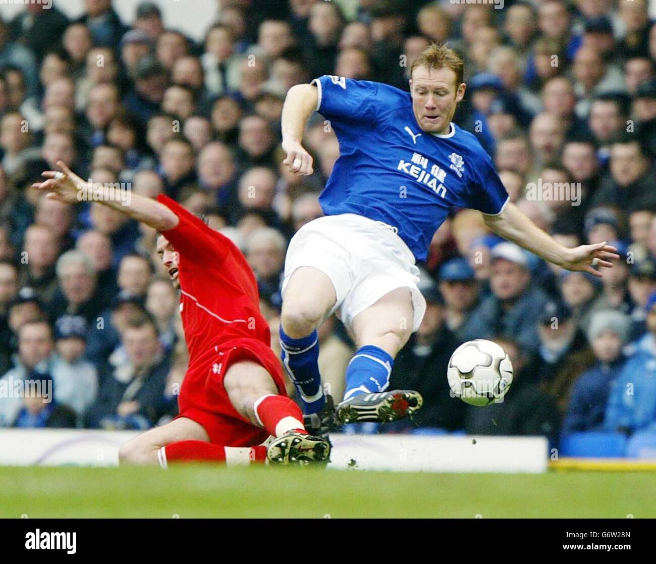 Everton's Steve Watson (right) avoids a sliding tackle from Chris Riggott of MIddlesbrough, during their Barclaycard Premiership match at Goodison Park, Liverpool, Saturday March 27, 2004. Stock Photo