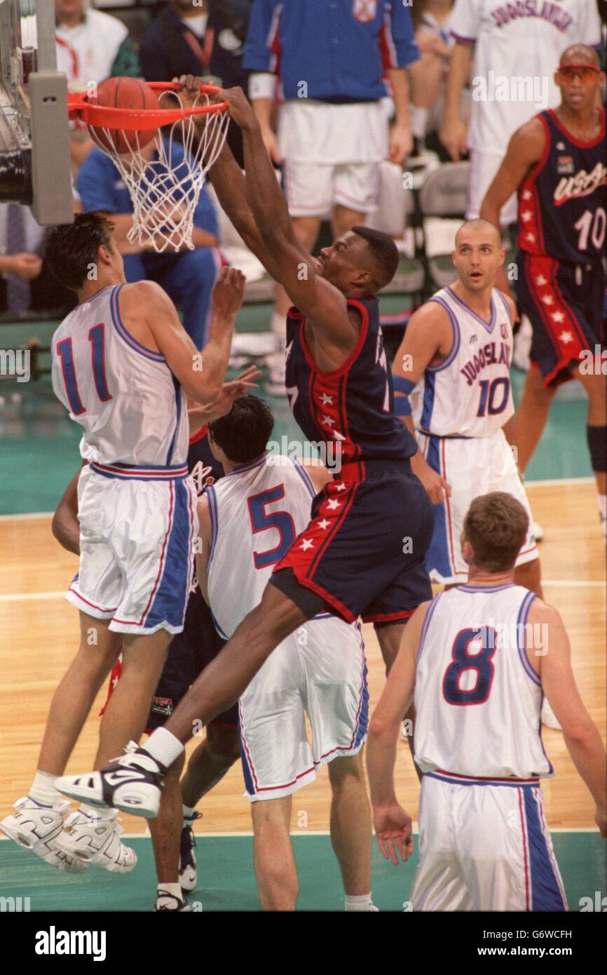 USA v Yugoslavia, mens basketball final Atlanta olympics 1996 Stock Photo -  Alamy