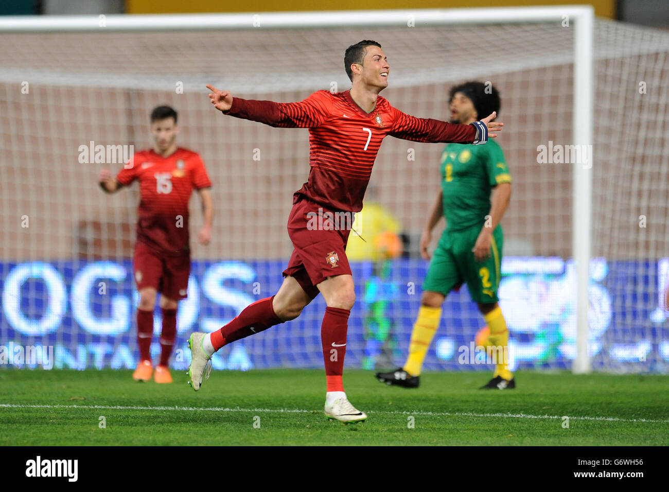 Portugal [2] - 0 Slovakia - Cristiano Ronaldo (penalty) 29‎'‎ : r