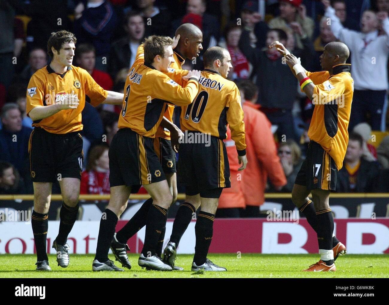 Wolverhampton Wanderers's Carl Cort (centre) celebrates with team-mates after scoring against Middlesbrough, during their Barclaycard Premiership match at Wolverhampton Wanderers Molineux Ground, Wolverhampton. Stock Photo