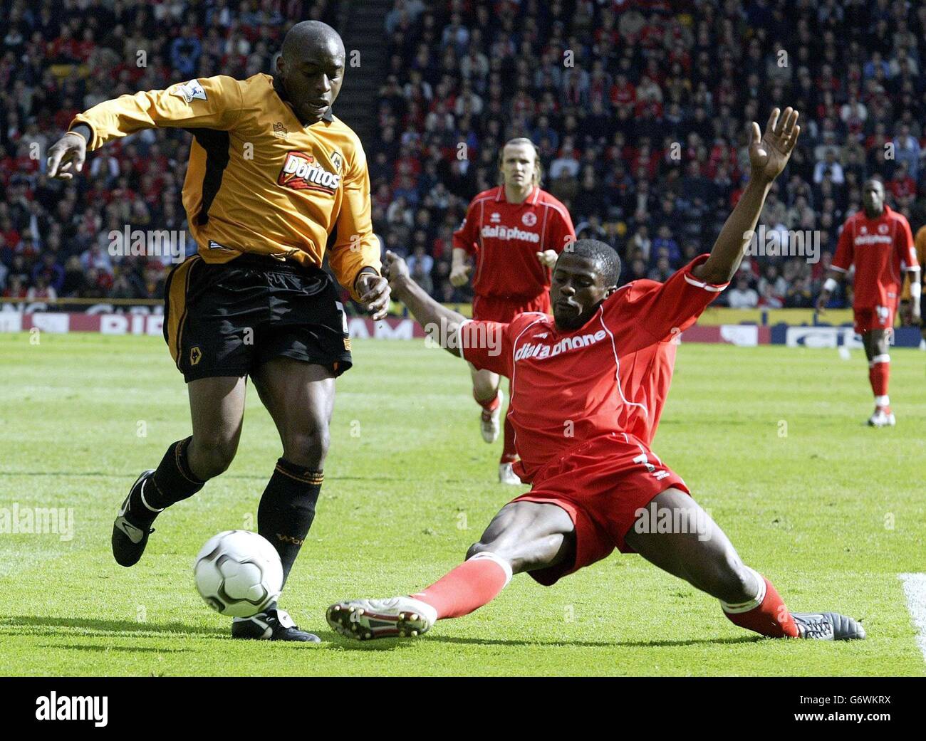 Shaun Newton (left) of Wolverhampton Wanderers avoids a tackle from Middlesbrough's George Boateng, during their Barclaycard Premiership match at Wolverhampton Wanderers Molineux Ground, Wolverhampton. Final score: Wolverhampton Wanderers 2, Middlesbrough nil. Stock Photo