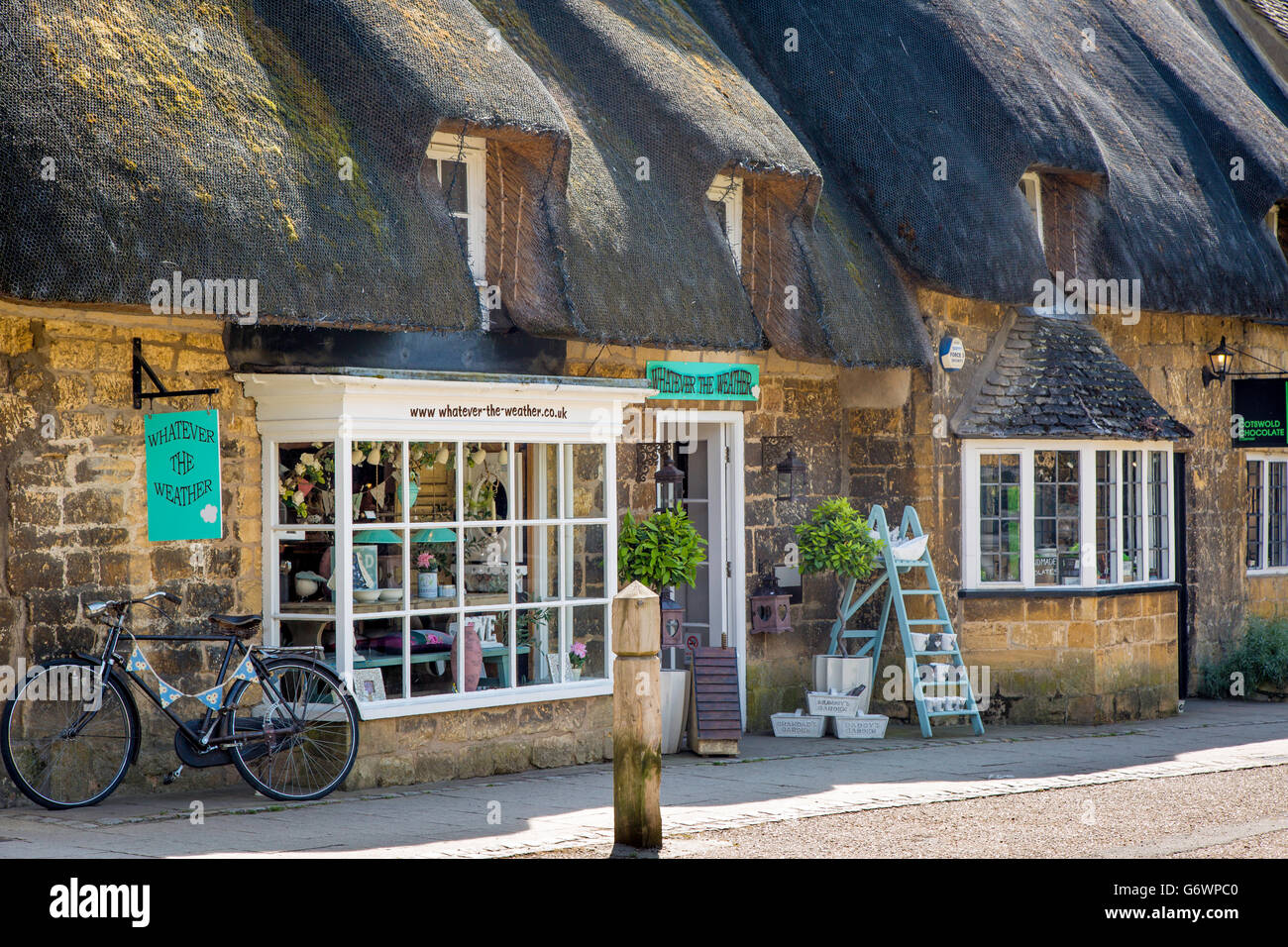 Broadway cotswolds high street hi-res stock photography and images - Alamy