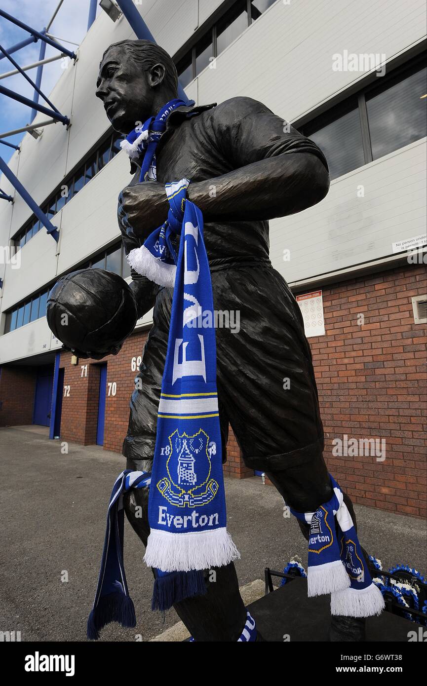 Soccer - Barclays Premier League - Everton v West Ham United - Goodison Park. General view of a statue of Dixie Dean outside Goodison Park Stock Photo
