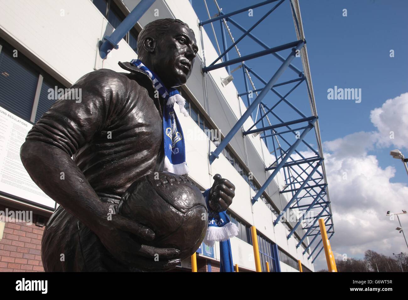 Soccer - Barclays Premier League - Everton v West Ham United - Goodison Park. A view of the Dixie Dean statue outside Goodison Park Stock Photo
