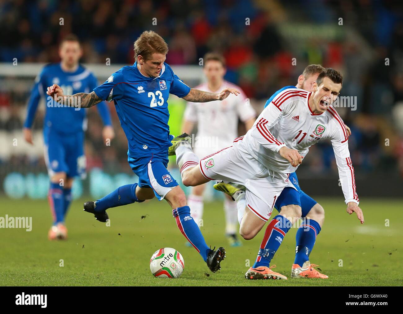 Soccer - International Friendly - Wales v Iceland - Cardiff City Stadium. Wales' Gareth Bale (centre) is tripped whilst taking on Iceland's Ari Freyr Skulason (left) and Aron Gunnarsson (right) Stock Photo