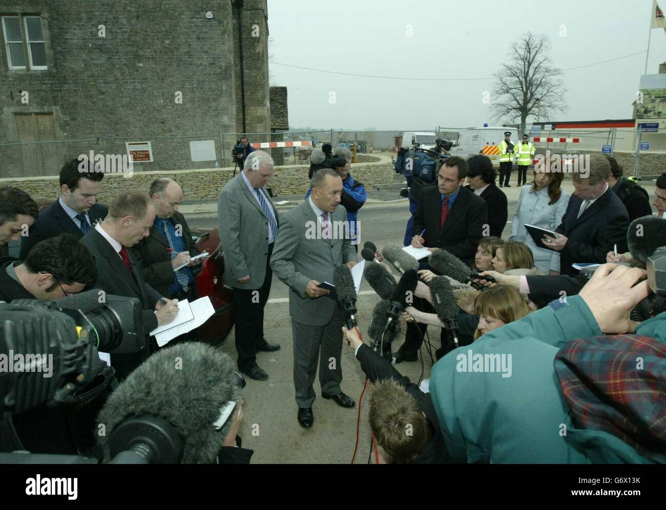 Detective Chief Superintendent Paul Howlet announces to the waiting media that they have found the body of missing girl Amanda Edwards, at the building site behind him, in Malmesbury, Wiltshire. Stock Photo