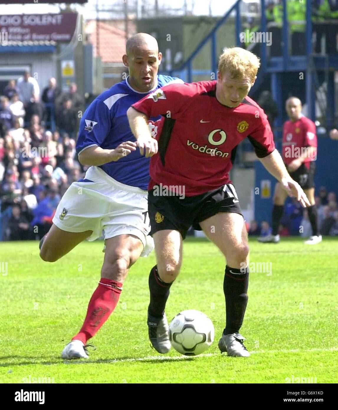 Portsmouth's Nigel Quashie (L) hounds Manchester United's Paul Scholes, during their Barclaycard Premiership match at Fratton Park, Portsmouth. Stock Photo
