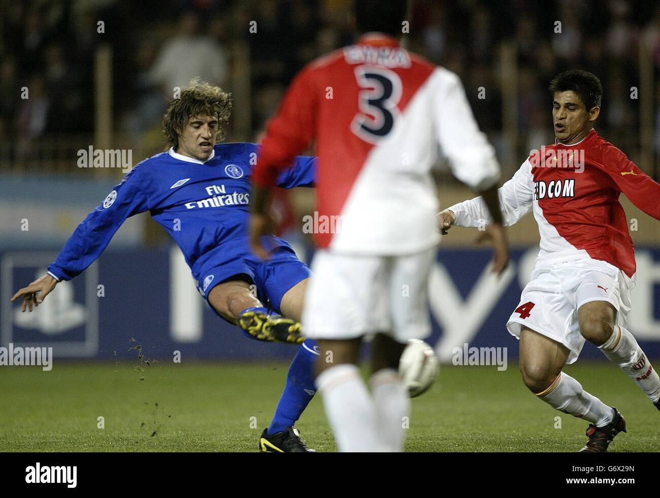 Chelsea's Hernan Crespo (left) scores during the UEFA Champions League semi final 1st leg match at the Stade Louis II in Monaco Stock Photo