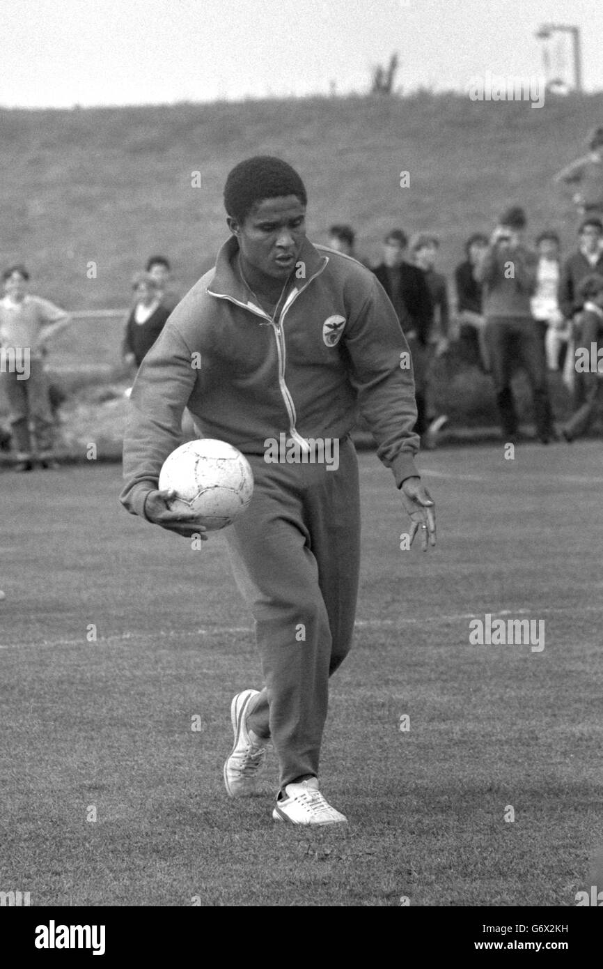 Benfica's Eusebio during a training session at Harlow Sports Centre ahead of their European Cup Final match against Manchester United at Wembley Stadium. Stock Photo
